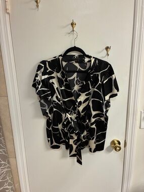 BCBGMaxAzria Black and Cream Tie-Front Short Sleeve Blouse Sz XL